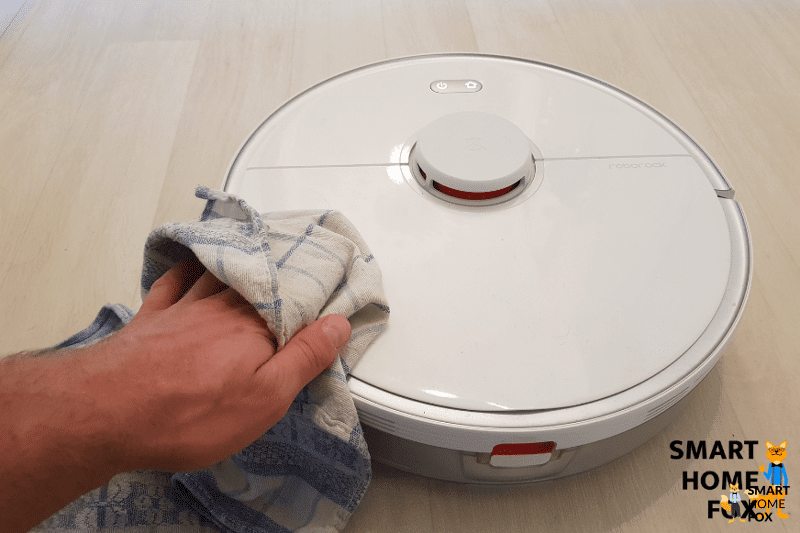 Roboter wird mit einem Staubtuch abgewischt.